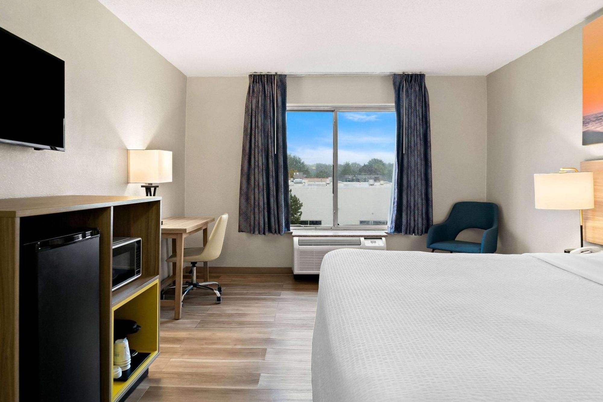Days Inn & Suites By Wyndham Warren Exterior photo